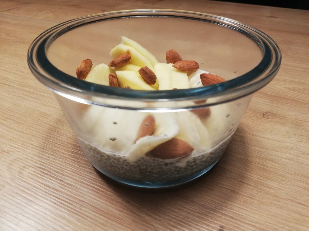 Pudding de chia agrémenté de banane, de pomme et d'amandes